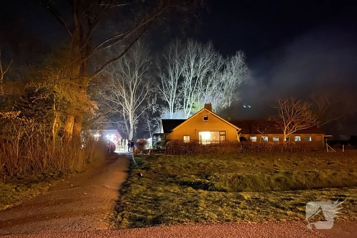 Grote vlammen bij flinke buitenbrand