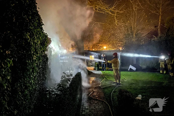 Smeulende kolen in container veroorzaken flinke brand