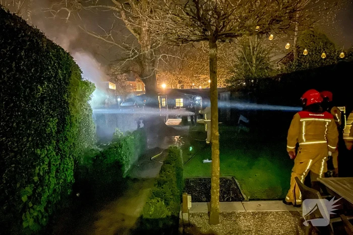 Smeulende kolen in container veroorzaken flinke brand