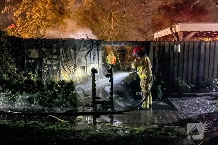 Smeulende kolen in container veroorzaken flinke brand