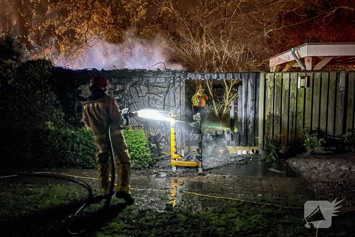 Smeulende kolen in container veroorzaken flinke brand