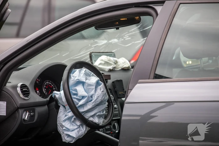 Blikschade bij aanrijding tussen twee auto's