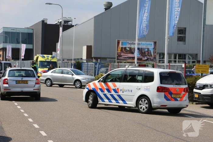 Auto knalt op hekwerk bedrijfspand