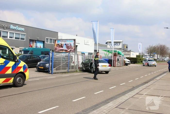 Auto knalt op hekwerk bedrijfspand