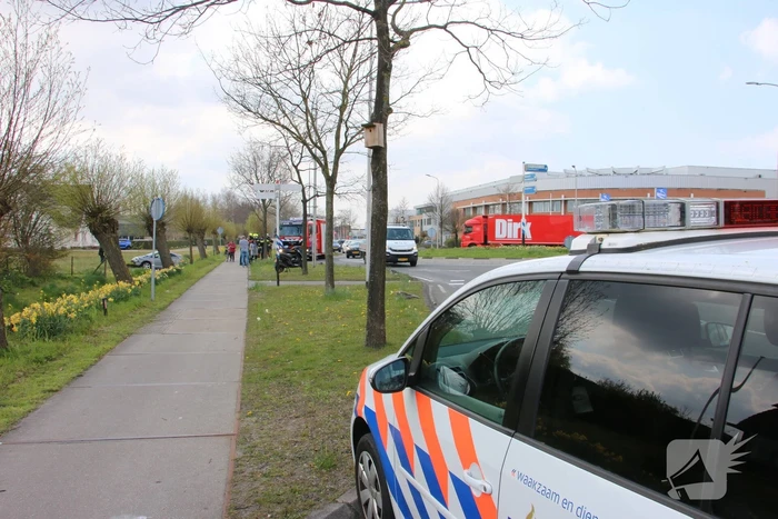Auto schiet rechtdoor over rotonde en belandt bovenop sloot