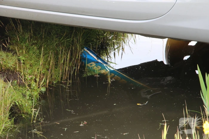 Auto schiet rechtdoor over rotonde en belandt bovenop sloot