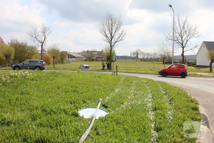 Auto schiet rechtdoor over rotonde en belandt bovenop sloot