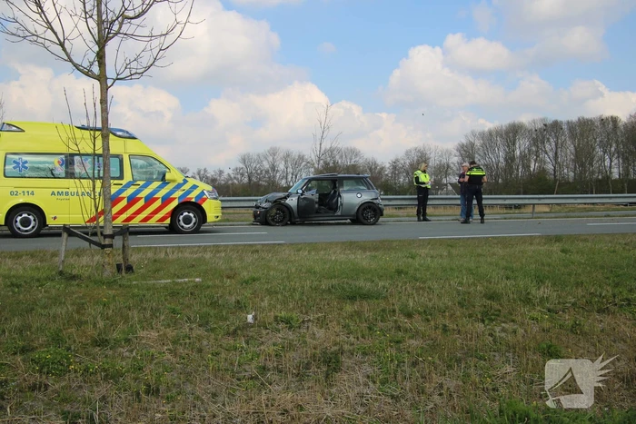 Mini Cooper total-loss na botsing tegen vangrail