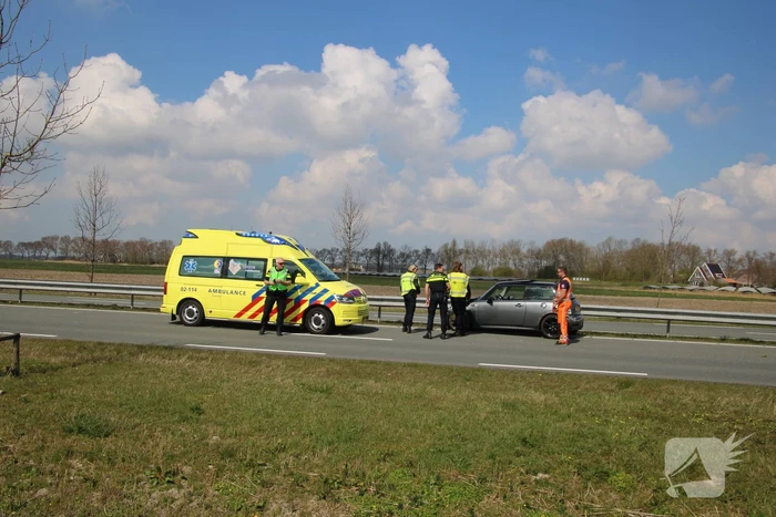 Mini Cooper total-loss na botsing tegen vangrail
