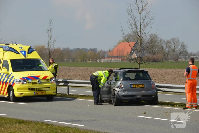 Mini Cooper total-loss na botsing tegen vangrail