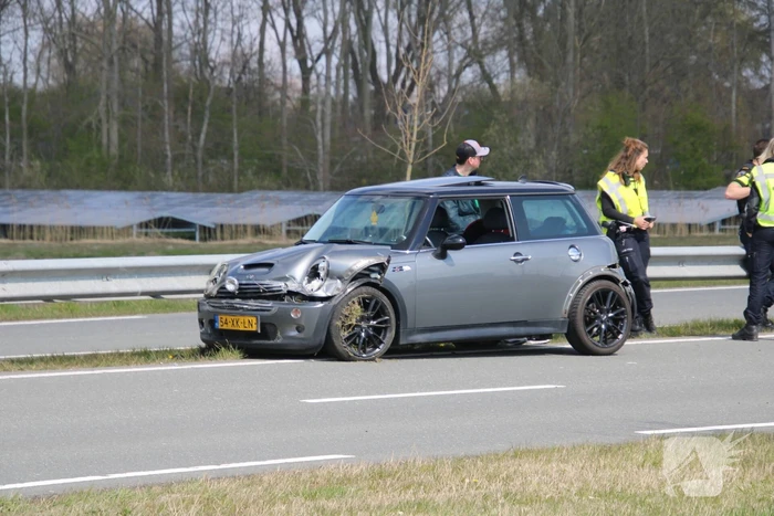 Mini Cooper total-loss na botsing tegen vangrail