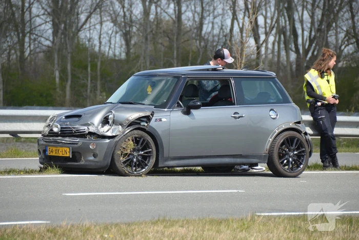 Mini Cooper total-loss na botsing tegen vangrail