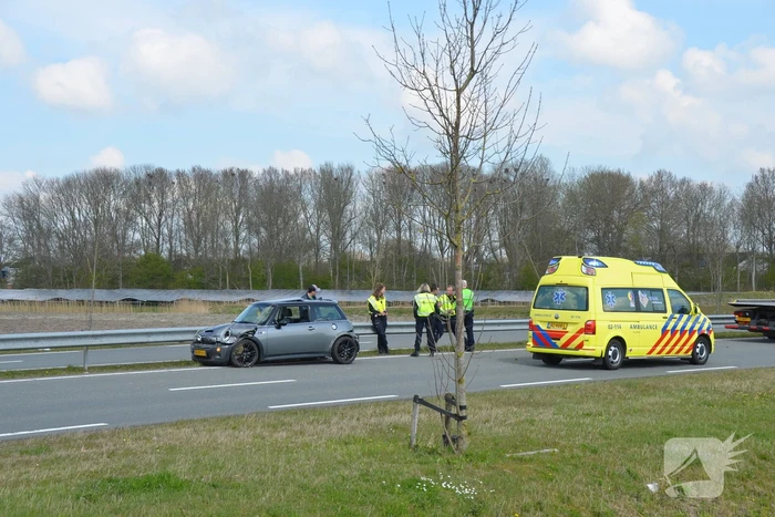 Mini Cooper total-loss na botsing tegen vangrail