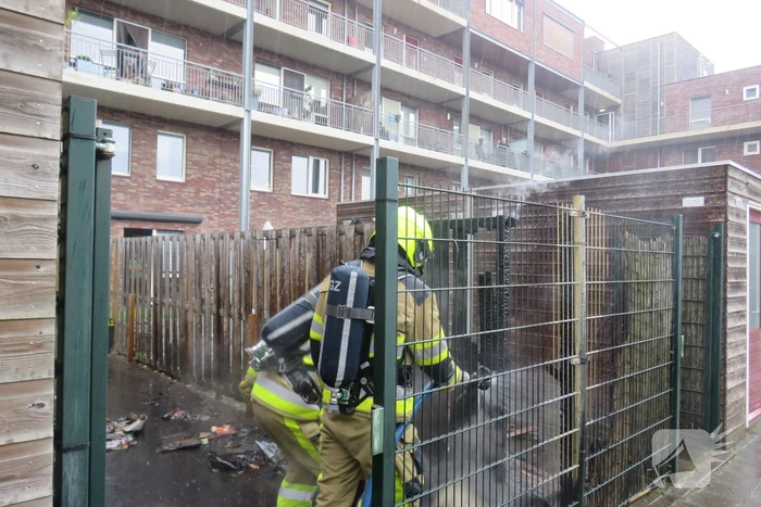 Brand in kliko slaat over naar schutting