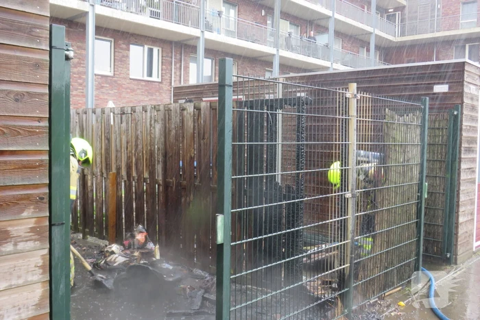 Brand in kliko slaat over naar schutting