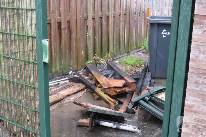 Brand in kliko slaat over naar schutting