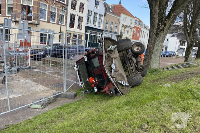 Grasmaaier valt van dijk af