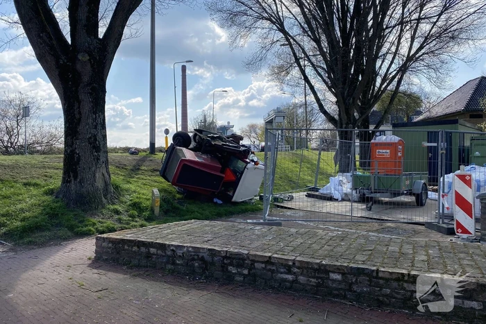 Grasmaaier valt van dijk af