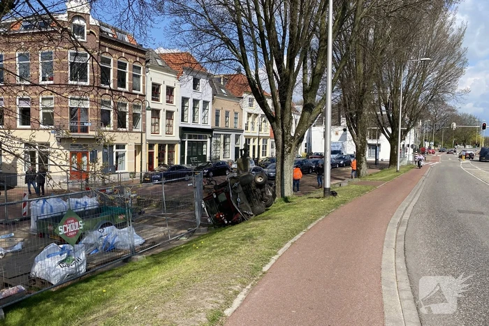Grasmaaier valt van dijk af
