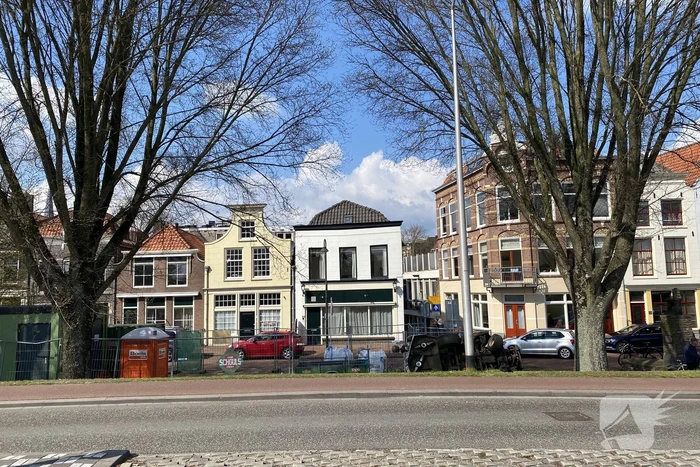 Grasmaaier valt van dijk af