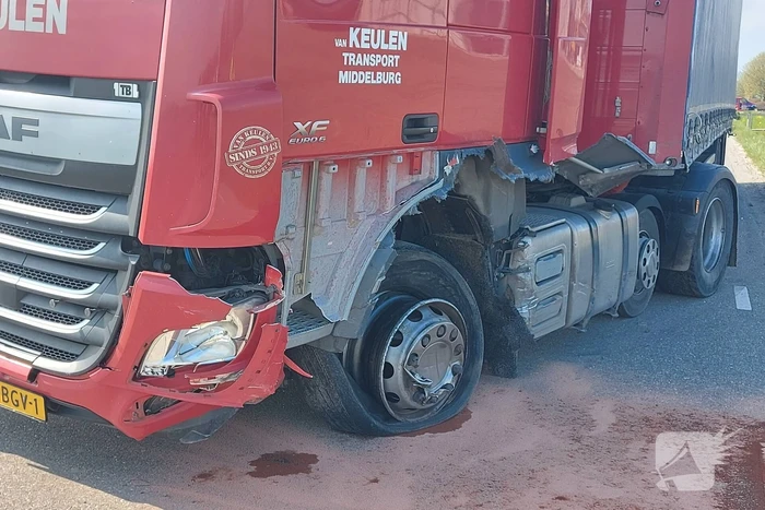 Persoon zwaargewond bij frontale aanrijding met vrachtwagen