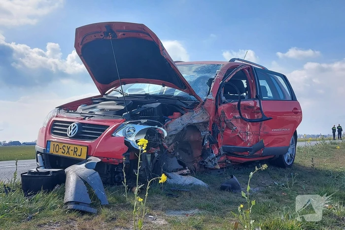 Persoon zwaargewond bij frontale aanrijding met vrachtwagen