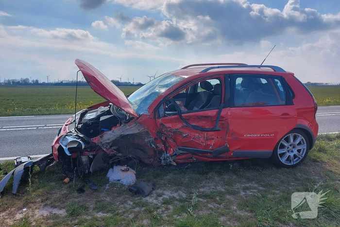Persoon zwaargewond bij frontale aanrijding met vrachtwagen