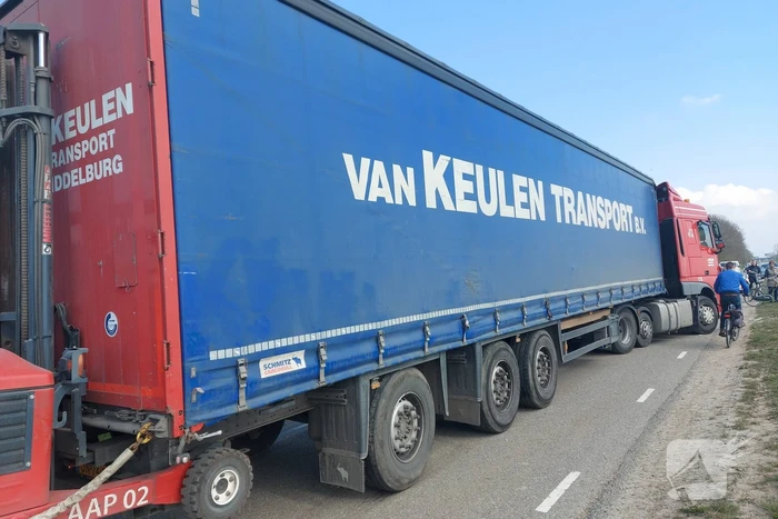 Persoon zwaargewond bij frontale aanrijding met vrachtwagen
