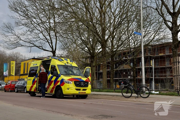 Fietser botst op maaltijdbezorger bij inhaalactie