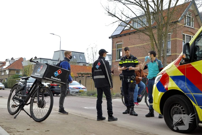 Fietser botst op maaltijdbezorger bij inhaalactie