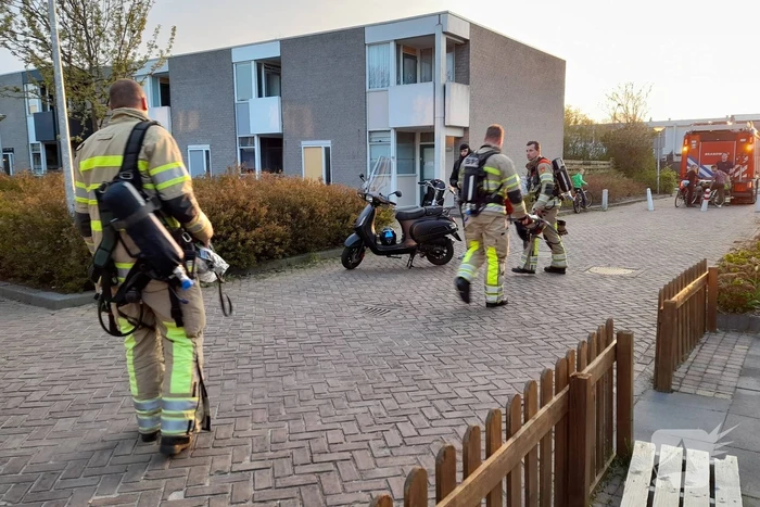 Brandweer verricht metingen door vreemde lucht