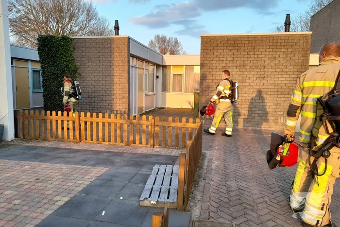 Brandweer verricht metingen door vreemde lucht