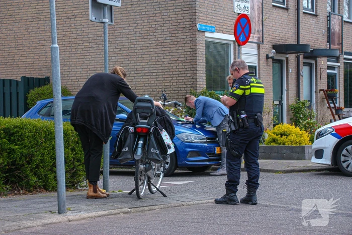 Vrouw en kind op e-bike botsen met auto