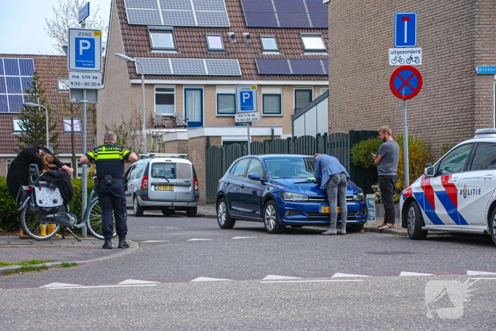 Vrouw en kind op e-bike botsen met auto