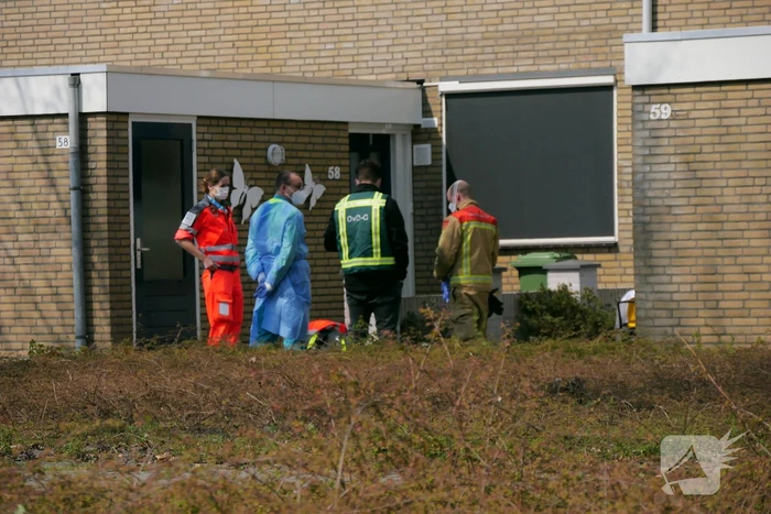 Coronapatiënt uit woning gehaald