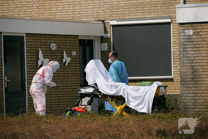 Coronapatiënt uit woning gehaald