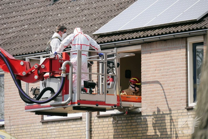 Coronapatiënt uit woning gehaald