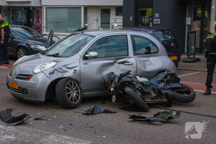 Motorrijder botst op personenauto