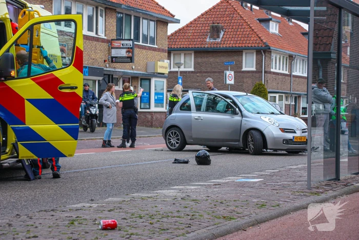 Motorrijder botst op personenauto