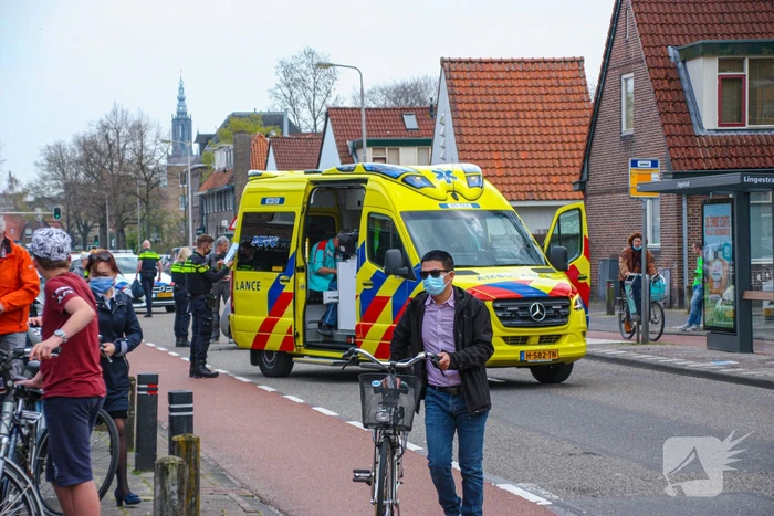 Motorrijder botst op personenauto