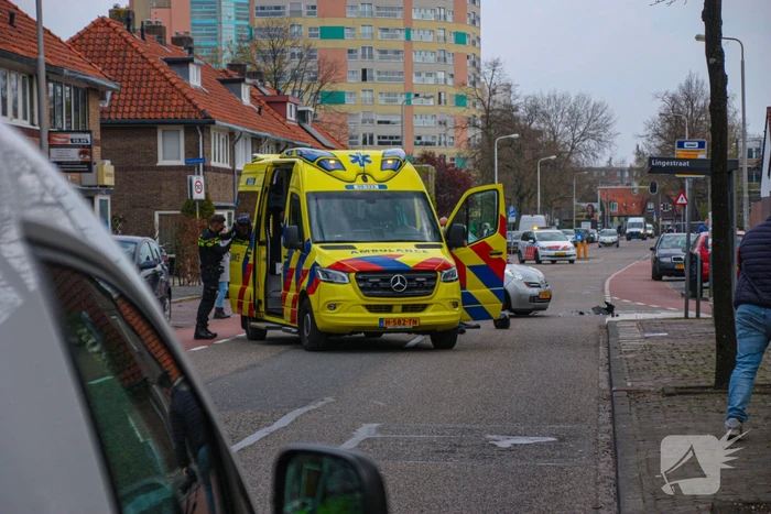 Motorrijder botst op personenauto