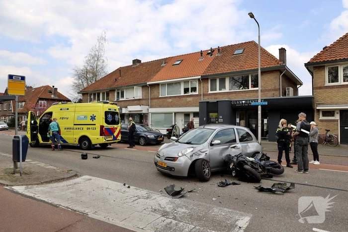 Motorrijder botst op personenauto