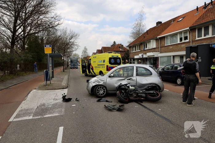 Motorrijder botst op personenauto