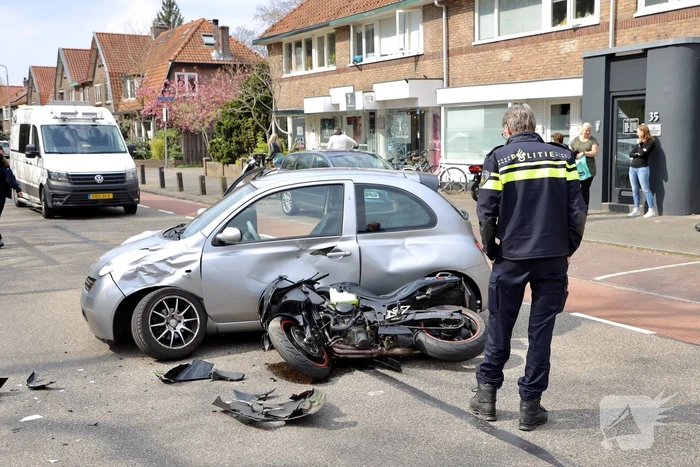 Motorrijder botst op personenauto