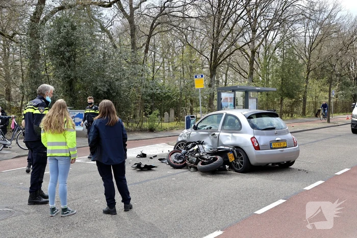 Motorrijder botst op personenauto