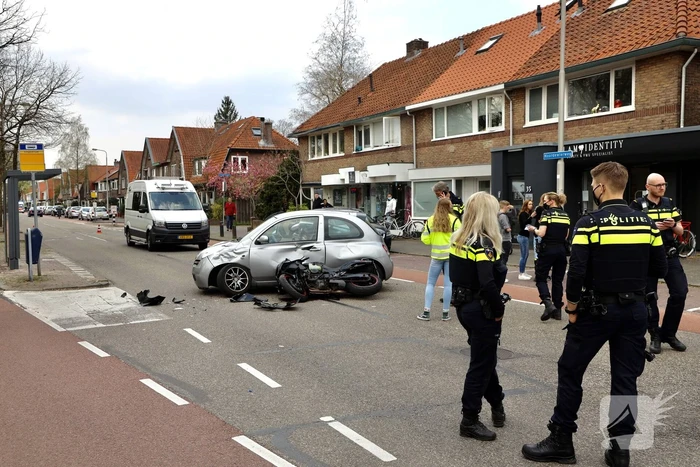 Motorrijder botst op personenauto
