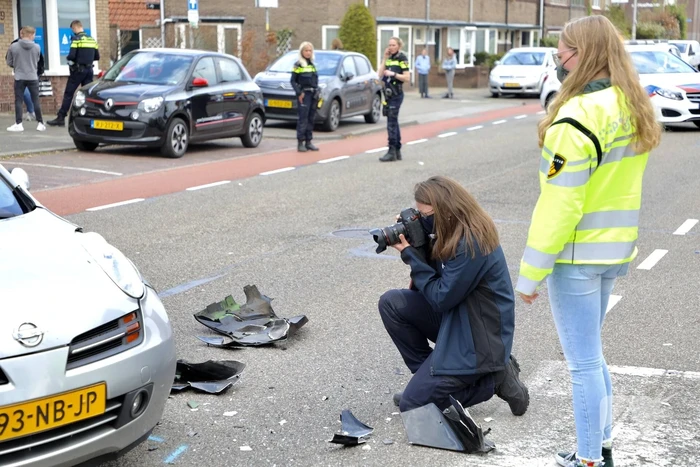 Motorrijder botst op personenauto