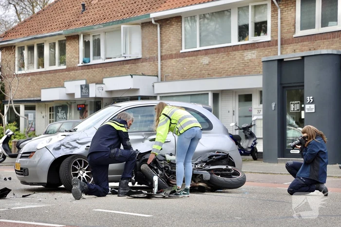 Motorrijder botst op personenauto