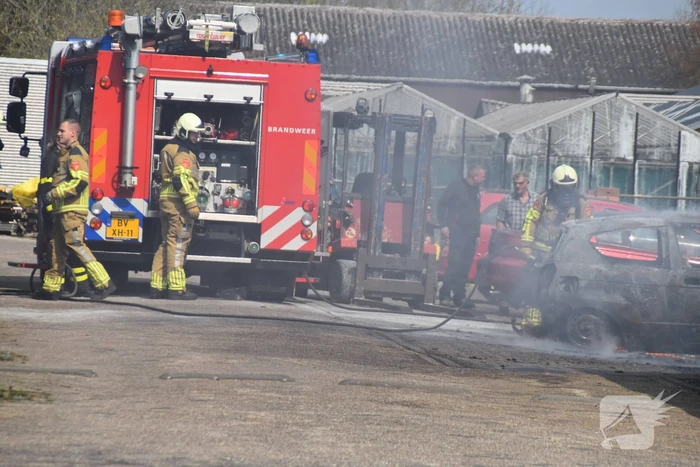 Auto brandt uit bij Fens Occasion Center