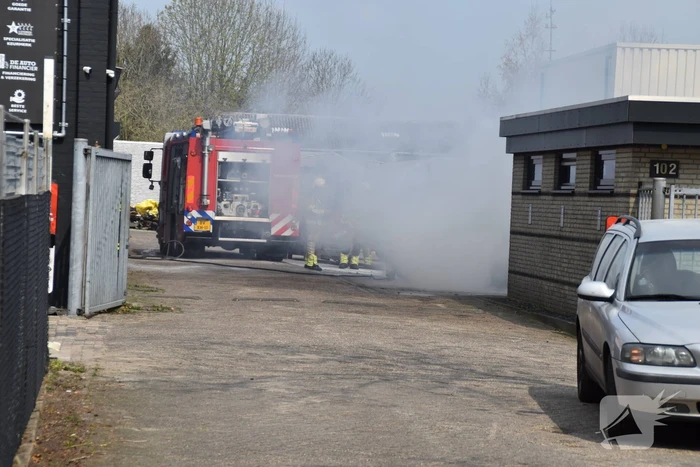 Auto brandt uit bij Fens Occasion Center